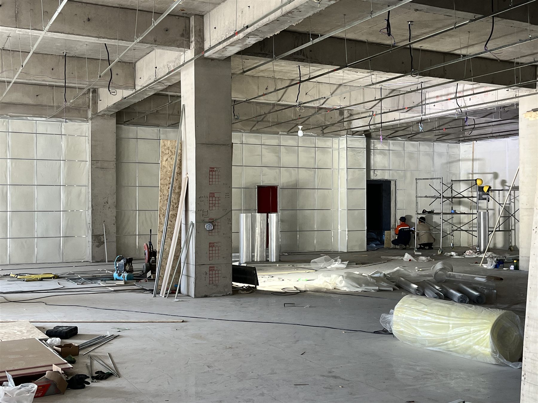 铝板网吸声墙面施工现场